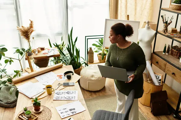 Parlak bir atölyede, güzel bir kadın yeşilliklerle çevrili sanat eserleri yaratır..