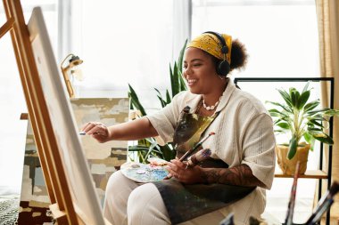 Güzel bir kadın kendini canlı bir zanaat atölyesinde yaratıcı sürecin içine sokar..