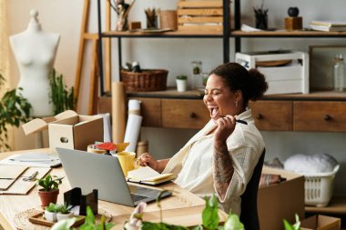 Bir kadın malzemelerle dolu bir zanaat atölyesinde yaratıcılıktan zevk alır..