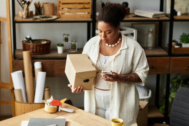 Güzel bir kadın sıcak ve davetkar bir atölyede projeleriyle meşgul oluyor..