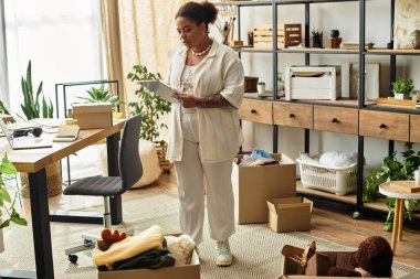 Konforlu bir atölyede, güzel bir kadın yaratıcı notlarını malzeme kutularının arasında inceliyor..