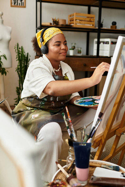 Талантливая женщина погружается в искусство в живой мастерской.