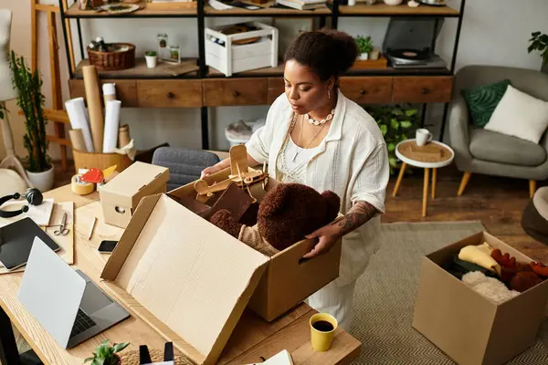 Güzel bir kadın konforlu bir atölyede el işi projesi için malzeme açıyor..