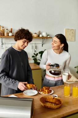 Çiftler, mutfaklarında gülümsemelerini ve sıcaklıklarını paylaşarak keyifli bir kahvaltıdan zevk alırlar..