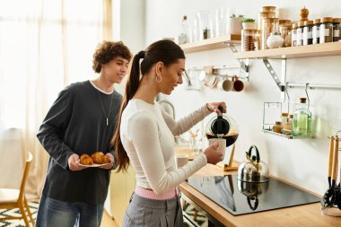 Çiftler evde keyifli bir sabah geçirir, kahve yapar ve birlikte taze hamur işlerinin tadını çıkarırlar..