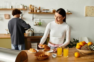 Sevgi dolu bir çift, sıcak ve sevgi dolu lezzetli bir kahvaltı hazırlar..