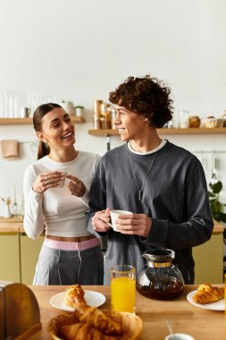 Çiftler, birlikte keyifli bir kahvaltıdan, gülümsemelerden ve mutfaklarında kahkahalardan hoşlanırlar..