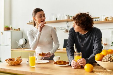 Çiftler, sıcak evlerinde gülücüklerini ve tatlılarını paylaşarak keyifli bir kahvaltı yaparlar..