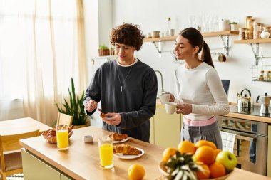 Çiftler keyifli bir kahvaltıdan zevk alırlar, neşeli evlerinde gülücüklerini ve sıcaklıklarını paylaşırlar..