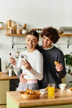 Çiftler birlikte vakit geçirmekten zevk alırken aynı zamanda sıcak bir mutfakta anılarını yakalıyorlar..