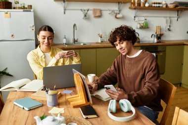 Sıcak, davetkar bir oda, çiftler günlük rutinlerinin tadını çıkarırken sevinçle uğulduyor..