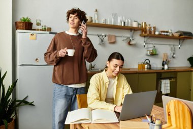 Bir çift evde neşeli bir anı paylaşıyor, sohbet ediyor ve birlikte çalışıyor, sevgi saçıyor..