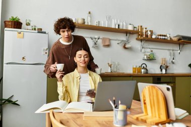 Sıcak bir mutfakta, bir erkek ve bir kadın kahve eşliğinde sıcaklığını paylaşırlar..