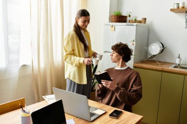 Çiftler sıcak mutfaklarında kahve ve kahkahaları paylaşırken kaliteli vakit geçirmeyi severler..