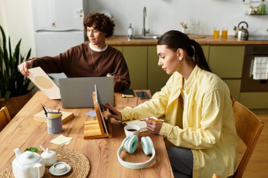 Sevgi dolu partnerler yemek masasında sıcak bir anı paylaşırlar, birlikte yaratıcı aktiviteler yaparlar..