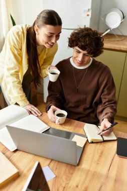 Mutfak masasında planlarını tartışırken birkaç ortak gülüşü ve kahveyi paylaşıyorlar..