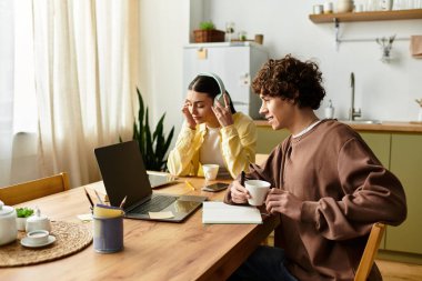 Bir çift evlerinde sıcak bir anı paylaşır, müzik ve kahveyle keyifli bir deneyim yaşarlar..