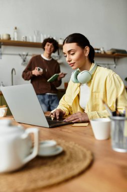 Sevgi dolu bir çift, evinde sıcak bir atmosferi paylaşır..