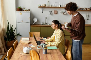 Sevgili ortaklar evlerinde sıcak bir anı paylaşırlar, ortak bir çalışma oturumuna katılırlar..