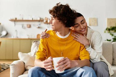 Sıcak bir kucaklaşma, bir çiftin evde bir fincan sıcaklıkla birbirlerine eşlik etmesinden zevk almaları gibi..