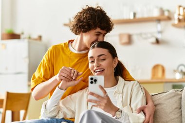 Bir çift rahat bir kanepeye oturur, kahkahalarını ve sevgilerini paylaşır, eğlenirler..