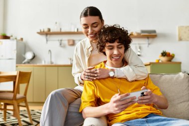 Erkek ve kadın, sıcak ve davetkar bir atmosferle çevrili neşeli bir anı paylaşırlar..