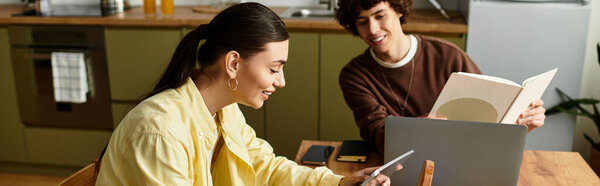 Пара делится радостью и беседой в теплой, уютной кухне с книгами.