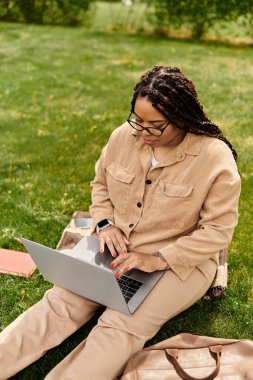 Üniversite öğretmeni güneşli bir günde parkta ders hazırlığı yapıyor..