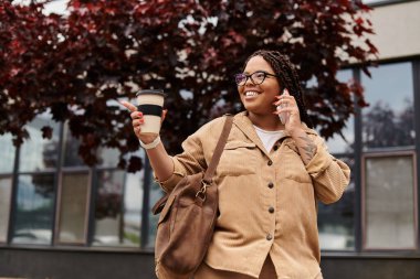 Bayan öğretmen kampüste kahvenin tadını çıkarırken sohbet ediyor..