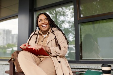 Bir üniversite öğretmeni çalışmalarını dışarıda yapar, pozitif enerji yayar ve odaklanır..