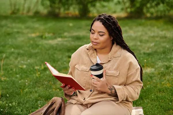 Bir üniversite öğretmeni parkta dinlenirken kahve ve bir kitaptan hoşlanır..