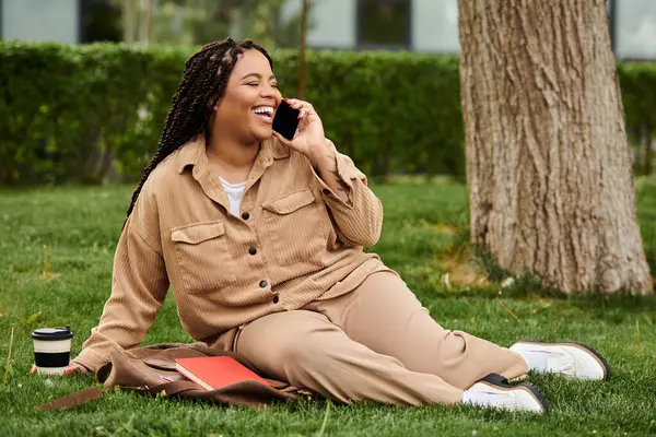 Neşeli bir üniversite öğretmeni çimenlerde dinlenirken hareketli bir sohbete girişir..