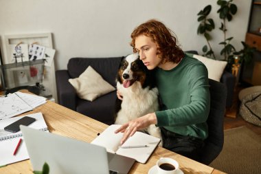 Genç adam, sadık köpeğiyle vakit geçirirken evdeki görevlerde işbirliği yapıyor..