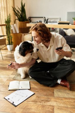 Genç bir adam evde rahat, etrafı notlarla çevrili ve sadık köpeği sıcak bir ilişkinin keyfini çıkarıyor..