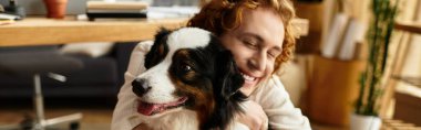 Genç bir adam köpeğini rahat ve davetkar bir şekilde evine davet ediyor..
