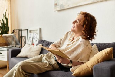 Genç bir adam evinde huzurlu bir anın tadını çıkarıyor. Bir kitabın sayfalarında kaybolup gülümsüyor..