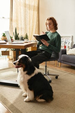 Rahatlamış bir atmosfer, genç bir adamın köpeği ona eşlik ederken düşüncelerini bastırmasıyla odayı dolduruyor..