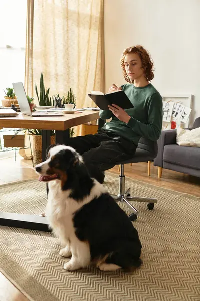 Rahatlamış bir atmosfer, genç bir adamın köpeği ona eşlik ederken düşüncelerini bastırmasıyla odayı dolduruyor..