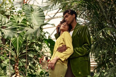 Birbirini seven çiftler, canlı bitkiler ve taze yeşilliklerle sarılır..