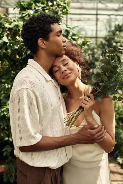 Huzurlu bir serada, mutlu bir çift, yemyeşil alanların arasında, aşklarını kutluyor..