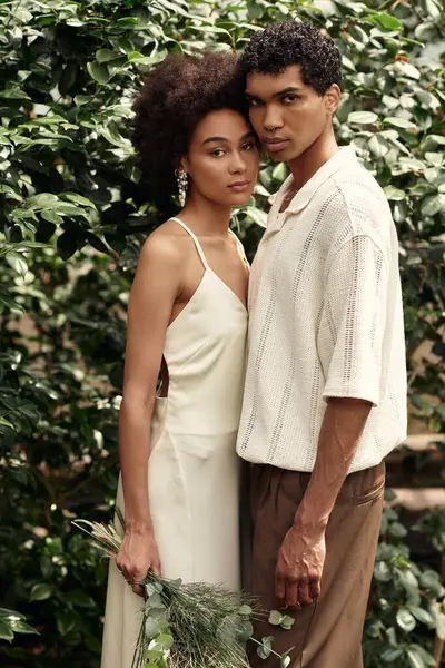 Genç bir çift, sera ortamındaki yemyeşil bitkilerin arasında aşkı paylaşıyor..