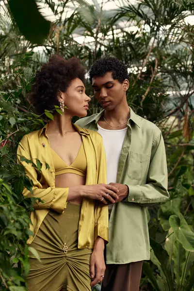 Birbirini seven çiftler, yemyeşil çiçeklerle çevrili bir serada kucaklaşır ve romantik bağlarını kutlarlar..