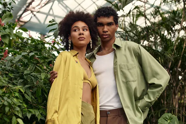 Genç çift, serada filizlenen bitkiler arasında hassas bir anı paylaşıyor..