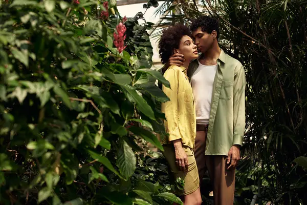 Genç bir çift, canlı bitkilerin arasında derin bir aşk yaşıyor. Huzurlu bir romantik atmosfer yaratıyorlar..