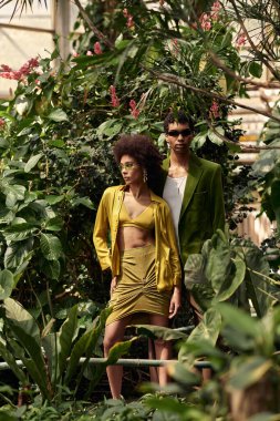 Çiftler yemyeşil bitkilerle çevrili hassas anlardan hoşlanırlar. Romantizm ve bağ sergilerler..