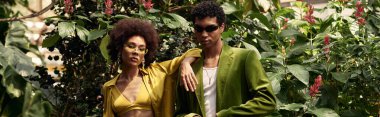 Sevgi dolu bir çift canlı bitkilerin arasında sarılır, canlı bir uzayda sıcaklık ve neşe saçar..