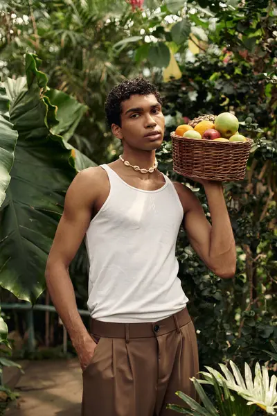 Genç ve şık bir adam serada canlı bitkilerle çevrili neşeli bir anı paylaşıyor..