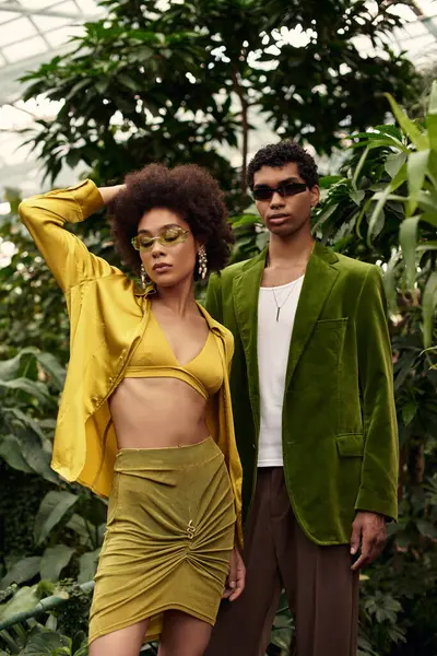 Genç çift, güzel bir serada filizlenen bitkilerin arasında bir anlık sevgi ve bağlantının tadını çıkarıyor..