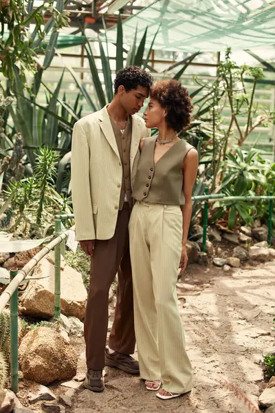 Serada, genç bir çift canlı bitkiler ve yeşillikler arasında aşkı paylaşıyor..