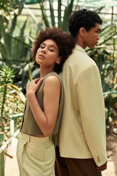 Mutlu genç bir çift aşklarını bitkilerle dolu canlı bir serada paylaşıyor..